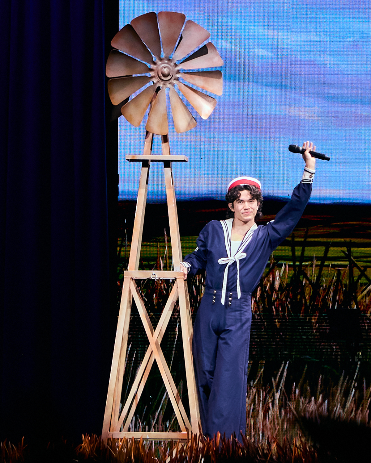 CONAN GRAY’S NEW YORK FANS SAIL ACROSS THE RIVER FOR WISHBONE WORLD TOUR